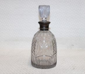 Vintage: BOTELLA DE LICOR EN CRISTAL TALLADO Y CUELLO DE PLATA